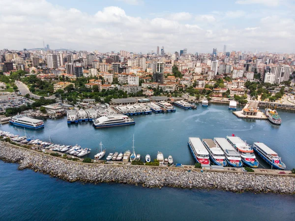 Bostancı deniz otobüsleri ve vapur Feribot İskelesi hava dron görünümünü / Istanbul deniz. Cityscape
