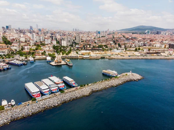 Bostancı deniz otobüsleri ve vapur Feribot İskelesi hava dron görünümünü / Istanbul deniz. Cityscape