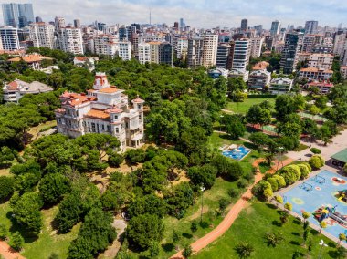Hava dron görünümünü Caddebostan Ragıp Paşa Konağı / Istanbul deniz. Cityscape tarihi binalar