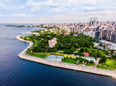 Hava dron görünümünü Caddebostan Ragıp Paşa Konağı / Istanbul deniz. Cityscape tarihi binalar