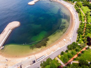 Hava dron görünümü Caddebostan Cove Beach / Istanbul deniz. Mavi deniz şehir