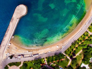 Hava dron görünümü Caddebostan Cove Beach / Istanbul deniz. Mavi deniz şehir