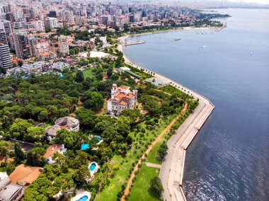 Hava dron görünümünü Caddebostan Ragıp Paşa Konağı / Istanbul deniz. Cityscape tarihi binalar