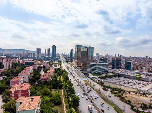 Istanbul, Türkiye - 23 Şubat 2018: Hava uçak Istanbul Maltepe E5 karayolu görünümünü. Cityscape