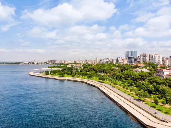 Hava dron görünümünü Caddebostan / Istanbul deniz. Cityscape