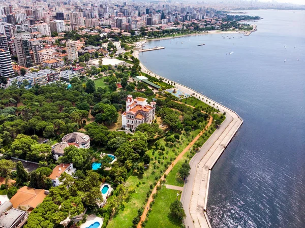 Hava dron görünümünü Caddebostan Ragıp Paşa Konağı / Istanbul deniz. Cityscape tarihi binalar