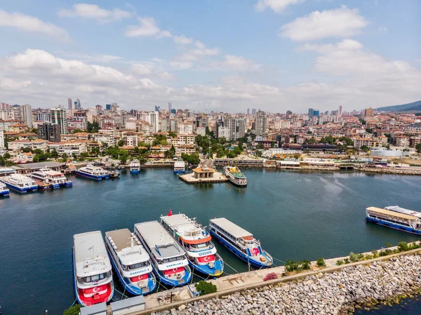 Bostancı deniz otobüsleri ve vapur Feribot İskelesi hava dron görünümünü / Istanbul deniz. Cityscape