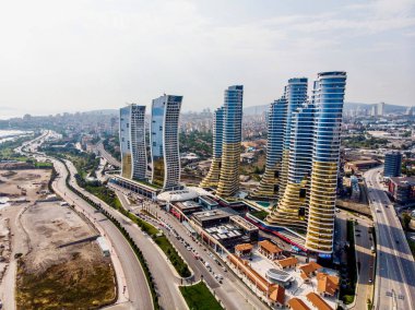 Istanbul, Türkiye - 23 Şubat 2018: Hava dron Istmarina gökdelenler Avm alışveriş merkezi Istanbul Kartal'bir bakış. Konsept.