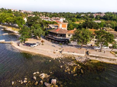 Istanbul Tuzla sahil tekne ile hava dron görünümü. Şehir hayatı denize yakın.