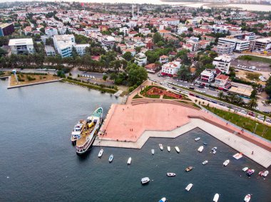Istanbul Tuzla sahil tekne ile hava dron görünümü. Şehir hayatı denize yakın.