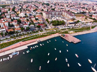 Istanbul Tuzla sahil tekne ile hava dron görünümü. Şehir hayatı denize yakın.