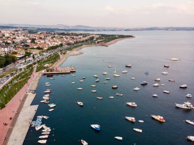 Istanbul Tuzla sahil tekne ile hava dron görünümü. Şehir hayatı denize yakın.