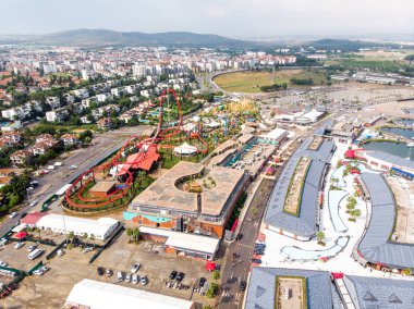 Istanbul, Türkiye - 23 Şubat 2018: Hava dron görünümü, Viaport Marina Roller Coaster şehrinde eğlence parkı.
