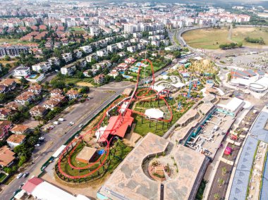Istanbul, Türkiye - 23 Şubat 2018: Hava dron görünümü, Viaport Marina Roller Coaster şehrinde eğlence parkı.