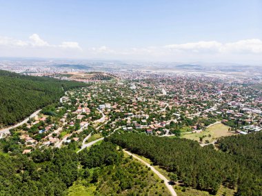 Istanbul Yakacık orman yolu havadan uçak görünümü. Uppser yan şehir hayatının.