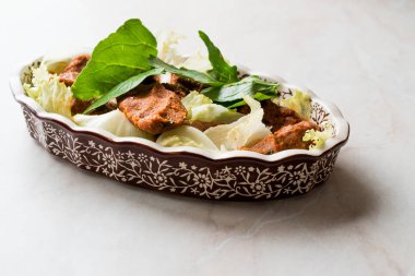 Marul ve roket gider ya da roka ile Türk gıda çiğ köfte. Geleneksel gıda.