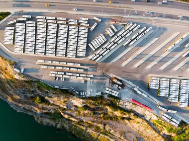 Otobüs İstasyonu'nun yanında Istanbul Kartal karayolu hava dron görünümü. Şehir hayatı.