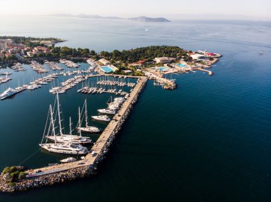 Kalamış Fenerbahçe Marina Istanbul'da hava dron görünümü. Lüks yaşam.