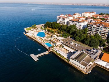 Istanbul, Türkiye - 23 Mayıs 2018: Hava dron görünümü Kadıköy Moda deniz Kulübü Seaside Istanbul'da. Cityscape