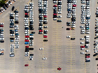 Açık alan araba Park hava dron görünümü. Şehir hayatı.