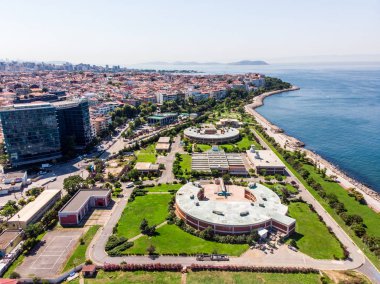 Istanbul, Türkiye - 23 Mayıs 2018: Hava dron su arıtma tesisi İstanbul Kadıköy Meydanı'nda sahil yakınındaki bir bakış. Cityscape