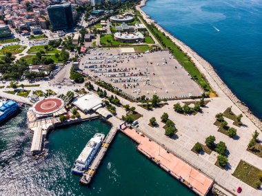 Istanbul, Türkiye - 23 Mayıs 2018: Hava dron Kadıköy otopark görünümünü. Cityscape
