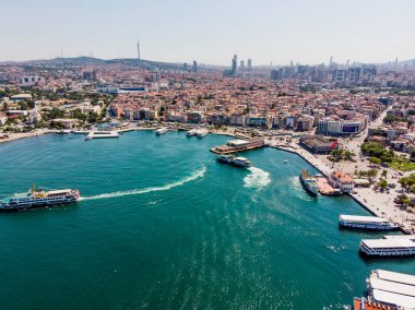 Istanbul, Türkiye - 23 Mayıs 2018: Hava uçağı Istanbul'da Kadıköy sahil görünümünü. Cityscape.