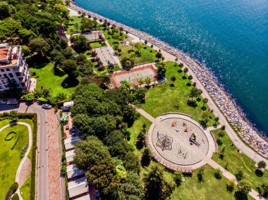 Kadıköy Moda sahil ile çocuklar Bahçesi Istanbul'da hava dron görünümü. Şehir hayatı