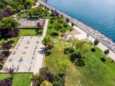 Kadıköy Moda sahil genel egzersiz donanımları ve basketbol sahası Istanbul'da hava dron görünümü. Şehir hayatı