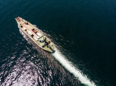 Kargo gemisi görünümünü hava dron araçlar Adası'na taşır. Ulaşım