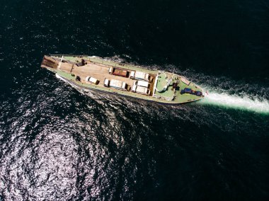 Kargo gemisi görünümünü hava dron araçlar Adası'na taşır. Ulaşım