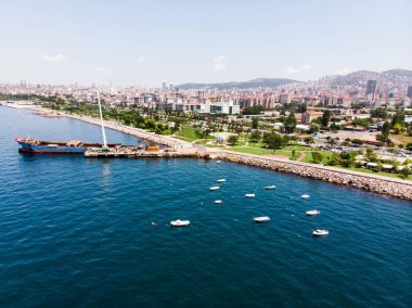 Kartal Istanbul şehir sahil çöp duba gemi eski gemi ile hava dron görünümü. Şehir hayatı.