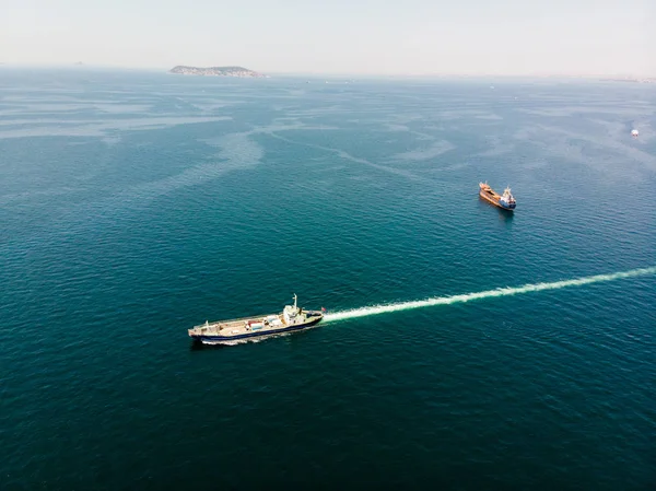 Εναέριο Κηφήνα Άποψη Του Φορτηγού Πλοίου Μεταφοράς Οχημάτων Στο Νησί — Φωτογραφία Αρχείου