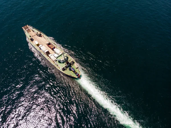 Εναέριο Κηφήνα Άποψη Του Φορτηγού Πλοίου Μεταφοράς Οχημάτων Στο Νησί — Φωτογραφία Αρχείου