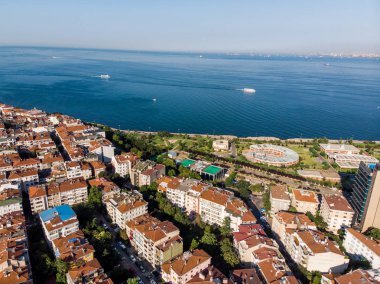 Plansız kentleşme Istanbul Kadıköy Moda deniz hava dron görünümü. Cityscape