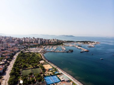 Kalamış Fenerbahçe Marina Istanbul'da hava dron görünümü. Cityscape