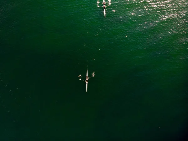 Προβολή Εναέριο Κηφήνα Της Κωπηλασίας Ομάδα Κανό Στα Γαλήνια Θάλασσα — Φωτογραφία Αρχείου