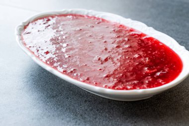 Seramik kase kırmızı erik reçeli reçeli. Organik gıda.