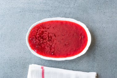 Seramik kase kırmızı erik reçeli reçeli. Organik gıda.