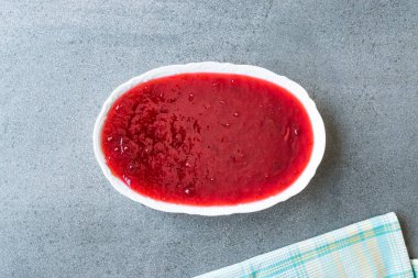 Seramik kase kırmızı erik reçeli reçeli. Organik gıda.