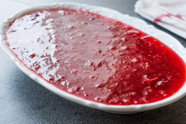 Seramik kase kırmızı erik reçeli reçeli. Organik gıda.