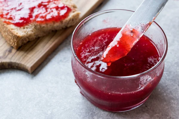 Red Plum Marmelade Jam Met Brood Een Glazen Kom Biologisch — Stockfoto
