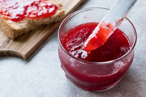 Confiture Confiture Prunes Rouges Avec Pain Bol Verre Aliments Biologiques — Photo