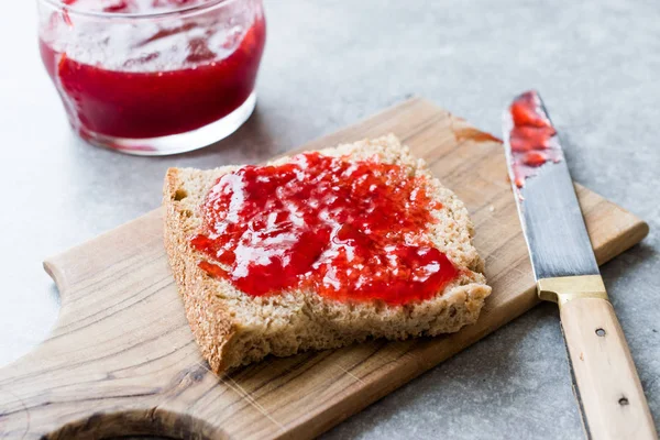Marmolada Red Plum Jam Chlebem Szklanej Misce Żywności Ekologicznej — Zdjęcie stockowe