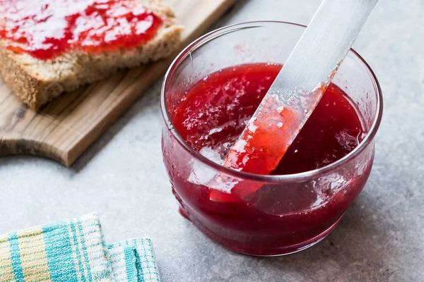 Red Plum Marmelade Jam Met Brood Een Glazen Kom Biologisch — Stockfoto