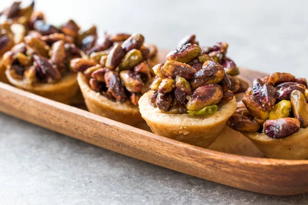 Mini fıstıklı tart, Tartolet veya fındık ile Tartlets. Geleneksel tatlı.