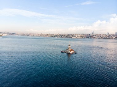 Kız Kulesi Üsküdar Istanbul'da hava dron görünümünü / Kiz Kulesi. Tarihi bina.
