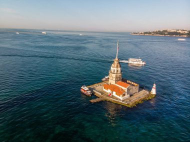 Kız Kulesi Üsküdar Istanbul'da hava dron görünümünü / Kiz Kulesi. Tarihi bina.