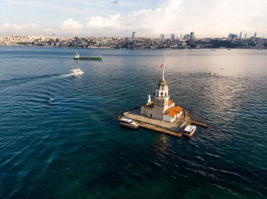 Kız Kulesi Üsküdar Istanbul'da hava dron görünümünü / Kiz Kulesi. Tarihi bina.