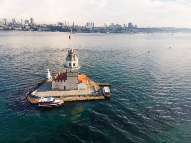 Kız Kulesi Üsküdar Istanbul'da hava dron görünümünü / Kiz Kulesi. Tarihi bina.